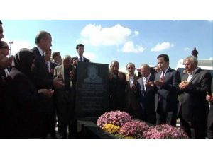 Neşet Ertaş’ın Mezarını Ziyaret Etti