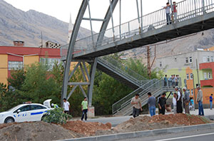 Kazazedeye Yardım Etmek İsterken Otomobil Çarptı