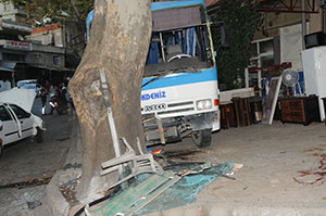 Ağacın Altında Oturan Çocuğa Otobüs Çarptı