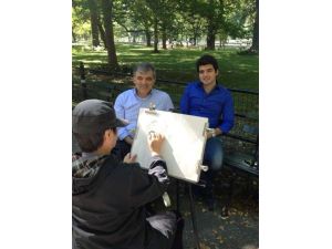 Portresini Yaptırırken Çektirdiği Fotoğrafını Twitter’dan Paylaştı