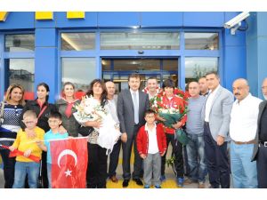 Dünya Yıldız Ve Genç Bayanlar Boks Şampiyonası’nda Altın Madalya Kazanan Sürmeneli’ne Havalimanında Coşkulu Karşılama