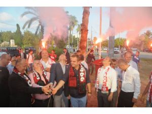 Antalyaspor’un Dev Bayrağı Gönderde