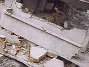 Balkon Duvarı Yıkıldı: 2 Yaralı