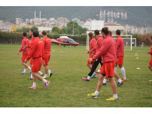Sahanın Ortasına İnen Helikopter Futbolcuları Şok Etti