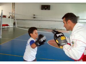 8 Yaşındaki Boksör Olimpiyatlara Hazırlanıyor
