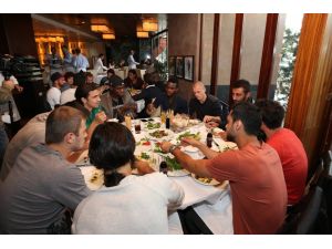 Fenerbahçede Yönetim Ve Futbolcular Yemekte Bir Araya Geldi