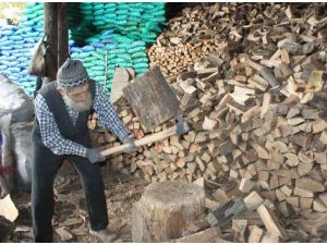 77 Yaşında Ve Her Gün 1 Ton Odun Kırıyor