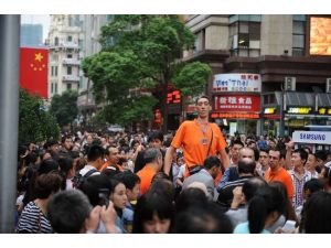 Dünyanın En Uzun Adamı, Dünyanın En Kalabalık Ülkesinde