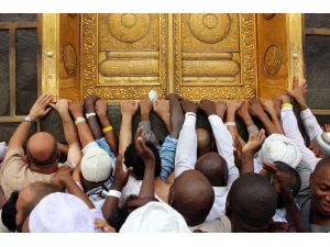 Hacı Adayları Kabe’ye Akın Etti