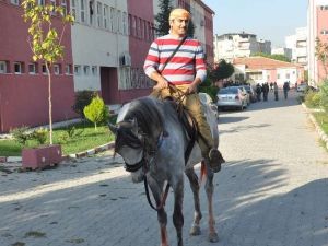 Okula Atla Gidip Geliyor