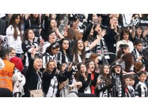 Dişi Kartallar Tribüne