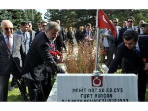 Bakan Yıldız’dan Şehitlik Ziyareti