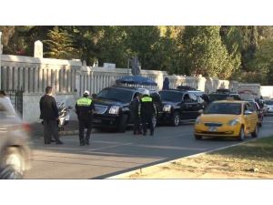 Anne Ve Babasının Mezarlarını Ziyaret Etti