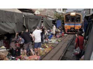 Çekilin, Tren Geliyor