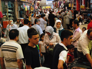 Sağlam Halkla İç İçe