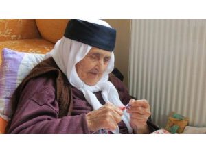 108 Yaşında Ama Çorap Örüyor