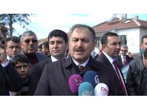 Bakan, Ak Parti Bayraklarını Söktürdü