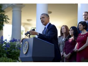 Obama Konuşurken Arkasındaki Kadın Fenalık Geçirdi