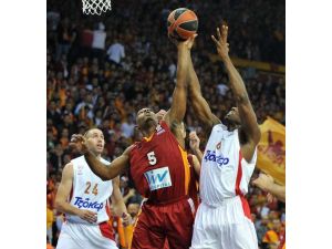 Cimbom Salladı Ama Yıkamadı