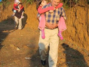 Engelli Kızlarını Sırtında Taşıyor