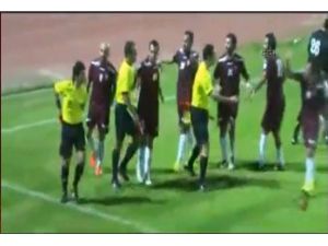Hakem Futbolcuya Yumruk Attı