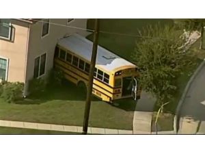 Öğrenci Servisi Eve Daldı