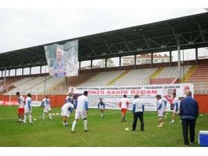 Kadir Özcanın Anısına Sahaya Efsaneler Ölmez Tişörtleriyle Çıktılar