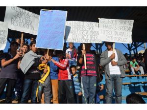 Tribünde İlginç Protesto