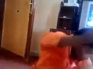 Asyalı İşçiyi Kırbaçla Dövdü