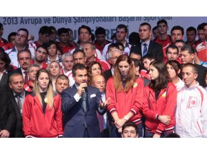 Bakan Kılıç, Uluslararası Organizasyonlarda Dereceye Giren 200 Sporcuya Ödüllerini Verdi