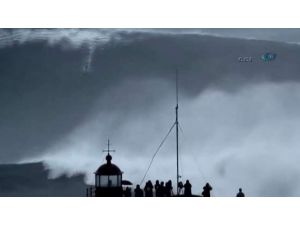 Dev Dalgalar Üzerinde Dünya Rekoru Kırdı