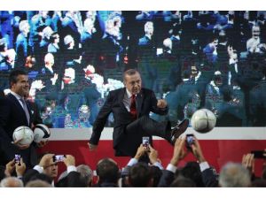 Başbakan’dan “top”lu Fotoğraf