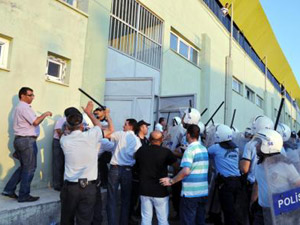 Çevik Kuvvetin Copunu Sivil Polis Durdurdu