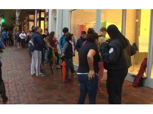 İpad Air İçin Saatlerce Beklediler