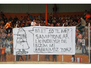 Adanaspor Taraftarı Bilet Fiyatını Protesto Etmek İçin Stadı Terk Etti