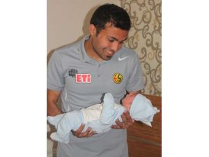 Bebeğini Kucağına Aldı