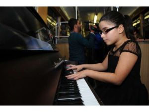 Tramvayda Piyano Keyfi