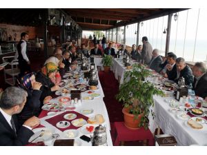 Ak Parti Ortahisar Belediye Başkan Adayı Adayı Faruk Kanca, Ak Parti İl Yönetimiyle Kahvaltıda Buluştu