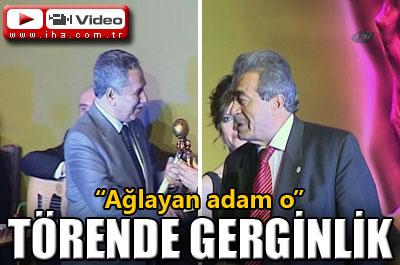 Ödül töreninde Kamer Genç gerginliği 