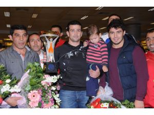 Şampiyon Güreşçiler Yurda Döndü