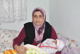 Suriyeli Çift Çocuklarına Emine Erdoğanın Adını Verdi