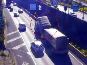 Damperi Açık Kamyon Sydney’deki Tüneli Mahvetti