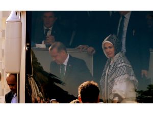 Emine Erdoğan, Diyarbakır Büyükşehir Belediyesini Omuzundaki Poşu İle Ziyaret Etti