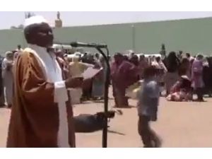 Sudanlı Köylü Kadınlar Kendilerinden Geçti