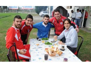 Futbolculara Hamsi Partisi