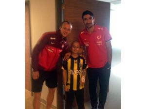 Milli Takım Lösemili Çocukları Ziyaret Etti