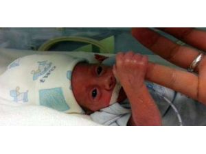 Parmak Bebek Yaşama Tutundu