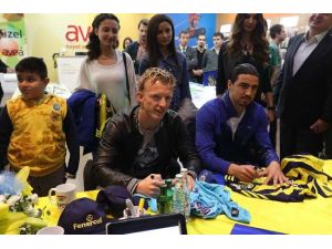 Fenerbahçeli Futbolcular Taraftarla Bir Arada