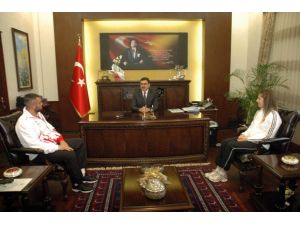 Vali Turhan, Akdeniz Oyunlarının Şampiyonlarına Bilgisayar Hediye Etti