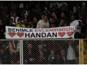 Milli Maçta Evlenme Teklifi